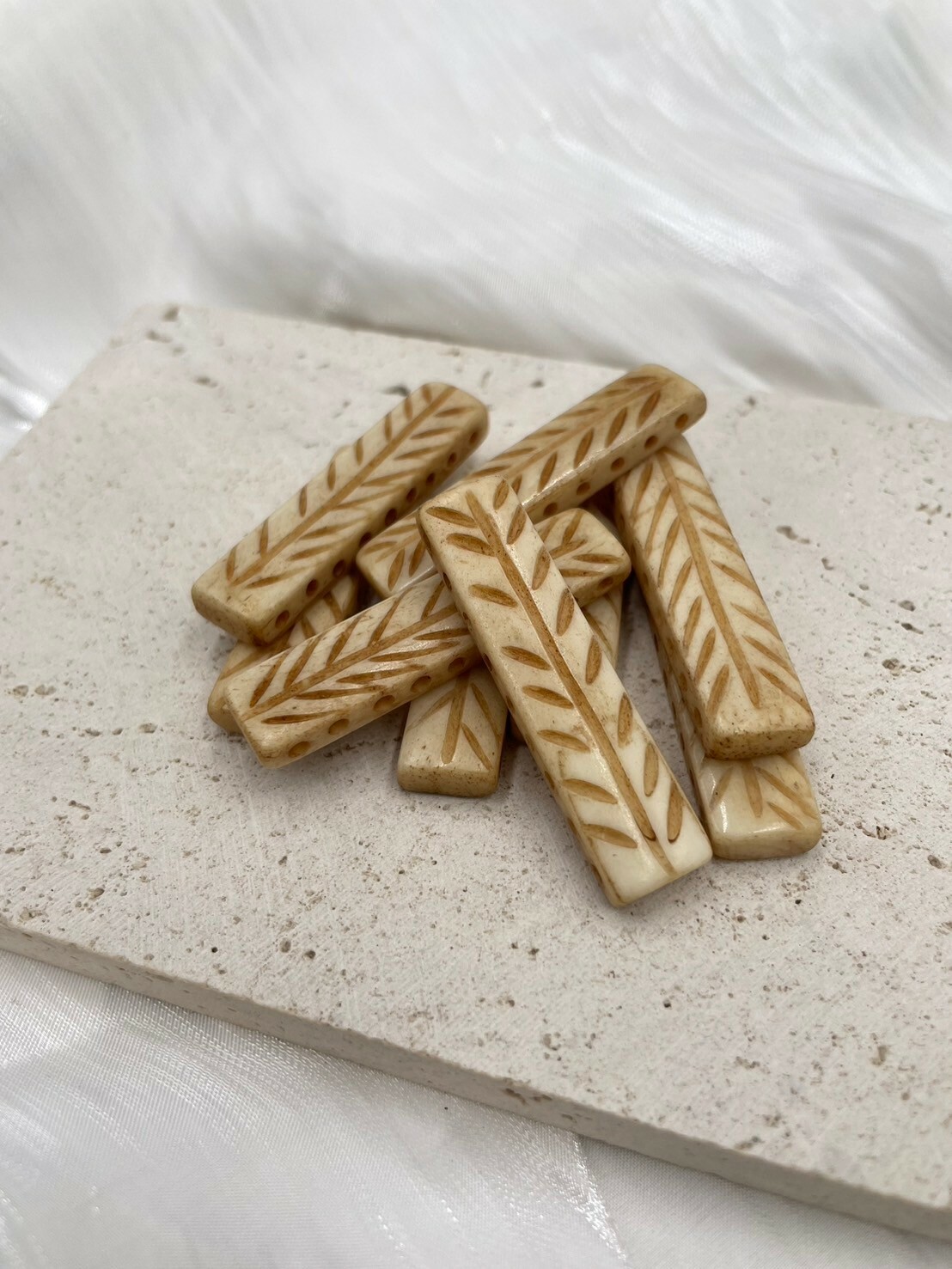 9孔-No.9牛骨方角乳白葉紋隔片長4.5寬1厚0.5