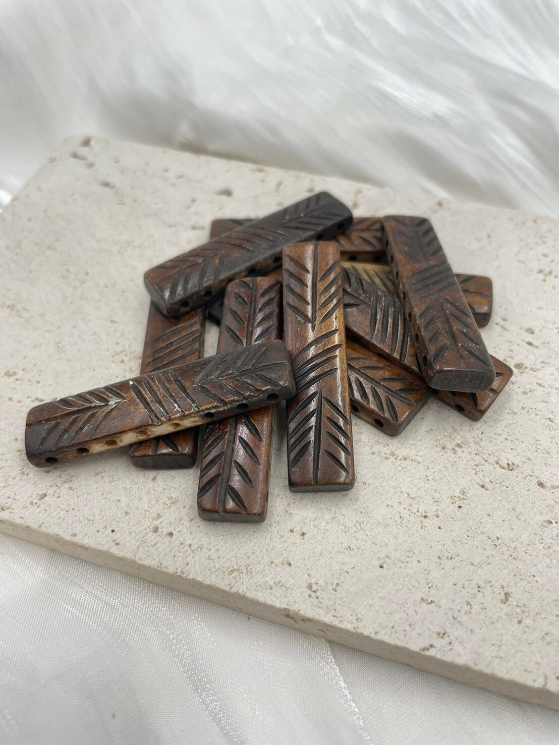 8孔-No.1牛骨方角深咖葉紋長4.5寬1厚0.5