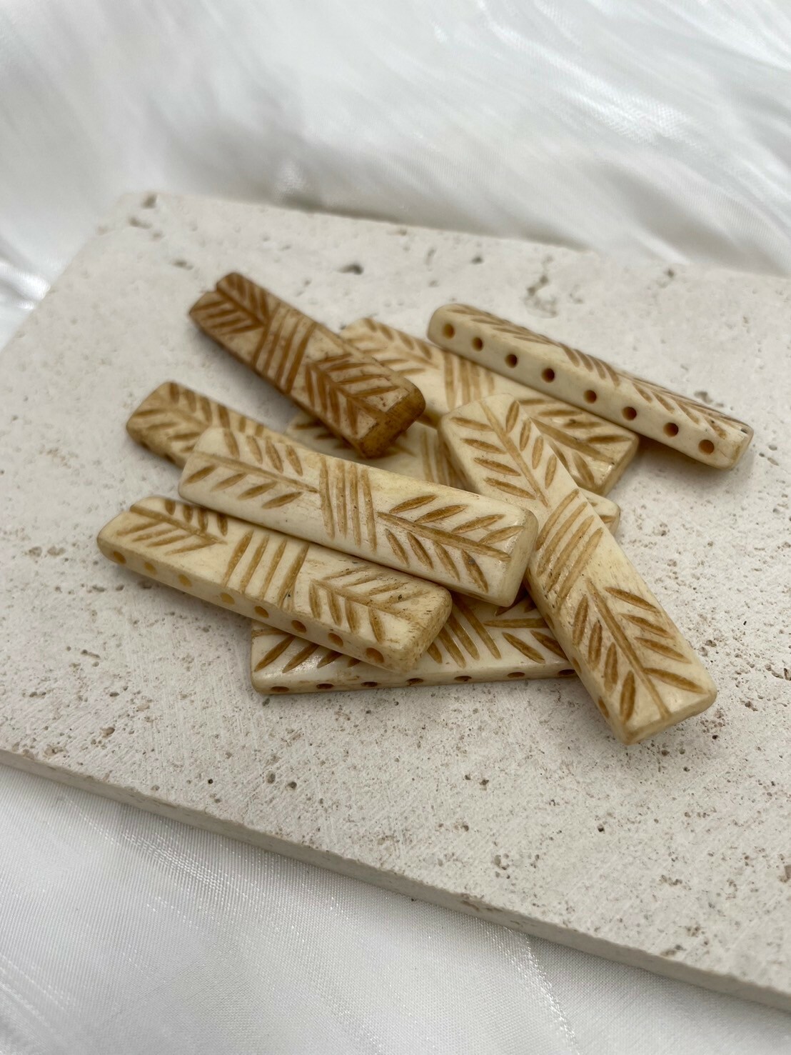 8孔-No.3牛骨方角乳白色葉紋長4.5寬1厚0.5