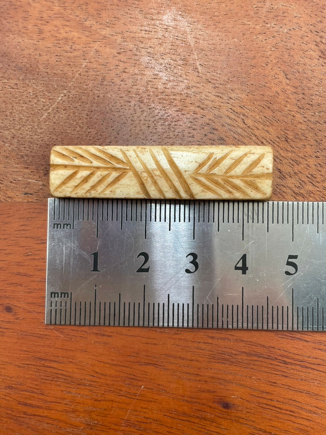 8孔-No.3牛骨方角乳白色葉紋長4.5寬1厚0.5