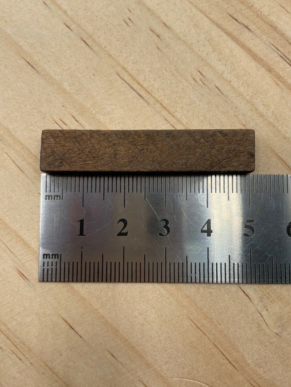 7孔-No.1素面深褐木頭隔片長5cm寬1cm厚0.5cm