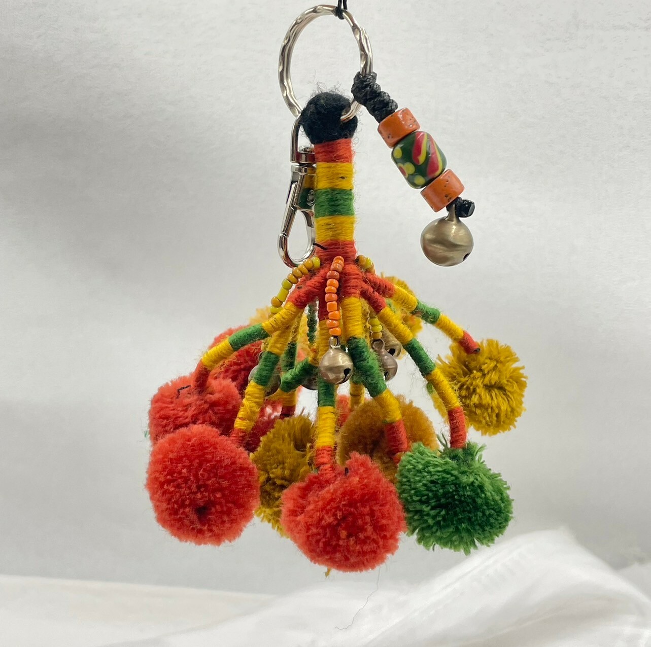 手工串珠紅黃綠毛球鑰匙圈-附金屬扣環.總長11cm