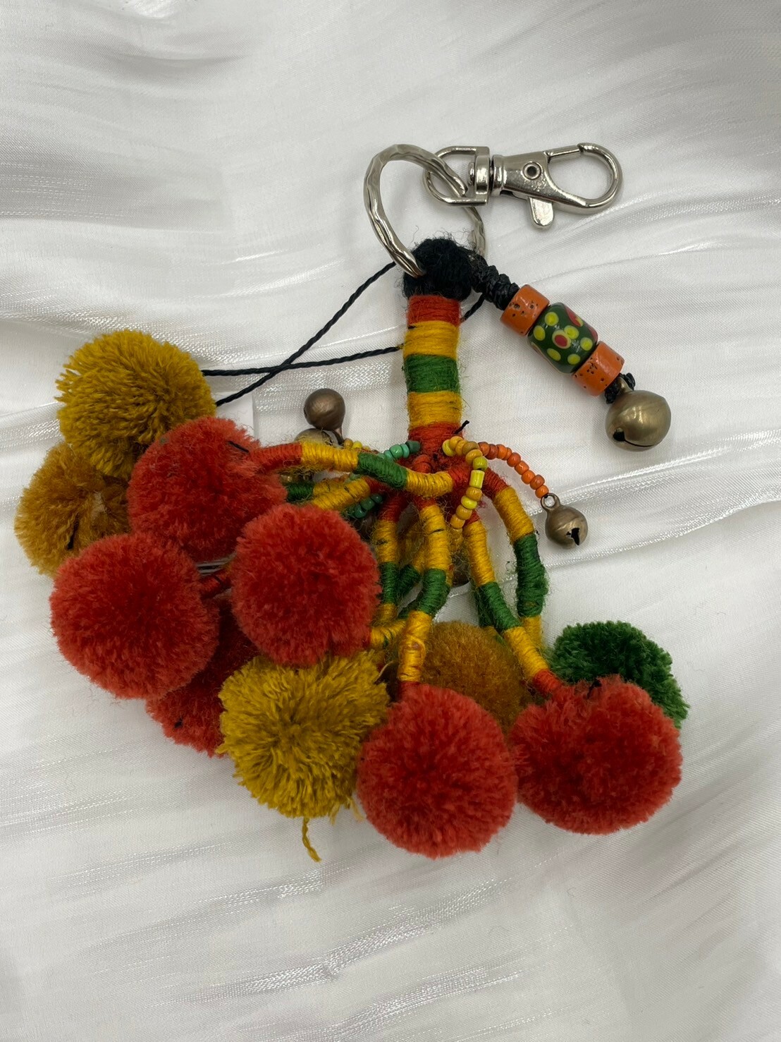 手工串珠紅黃綠毛球鑰匙圈-附金屬扣環.總長11cm