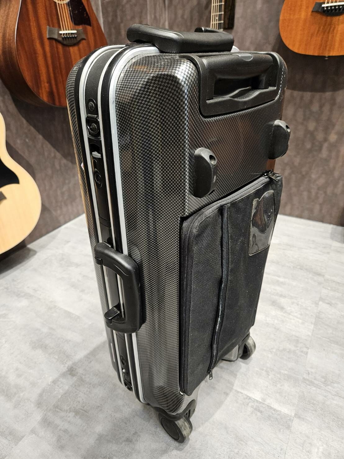 品牌 薩克斯風 輪式攜行盒 二手 可上鎖 (附字母貼紙、鑰匙x2)