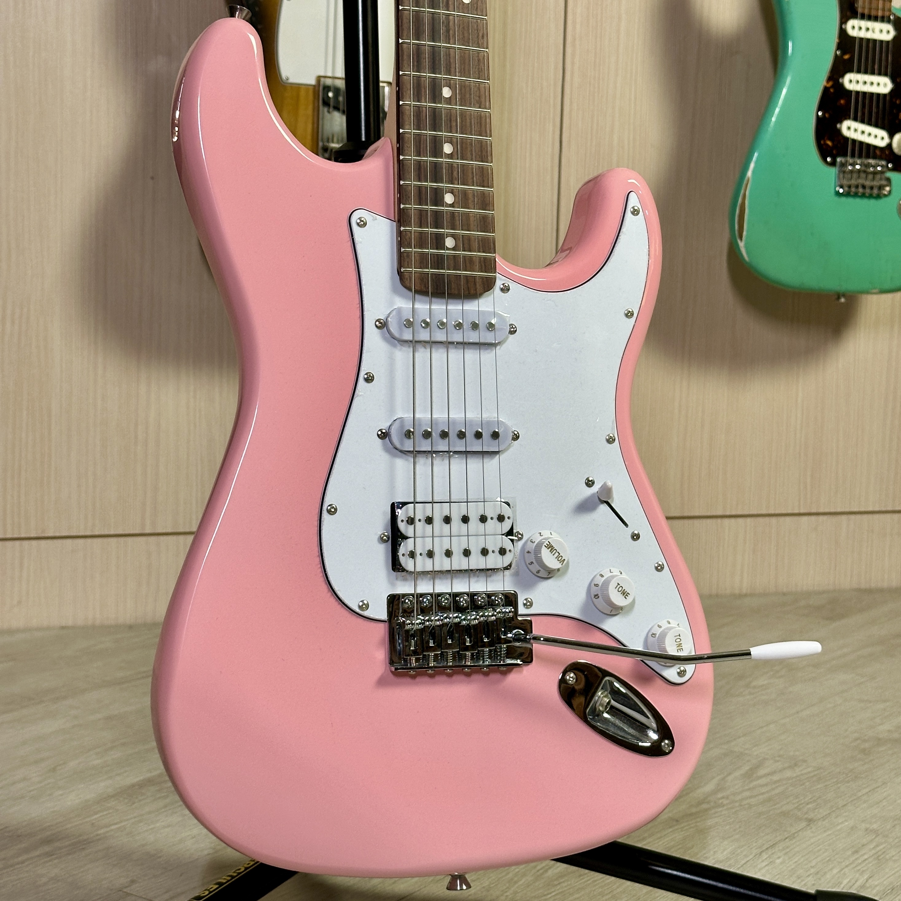 Bensons Bensons Stratocaster ST-3 入門電吉他 粉色 第 2 張圖片｜三峽吉他 / Bass
