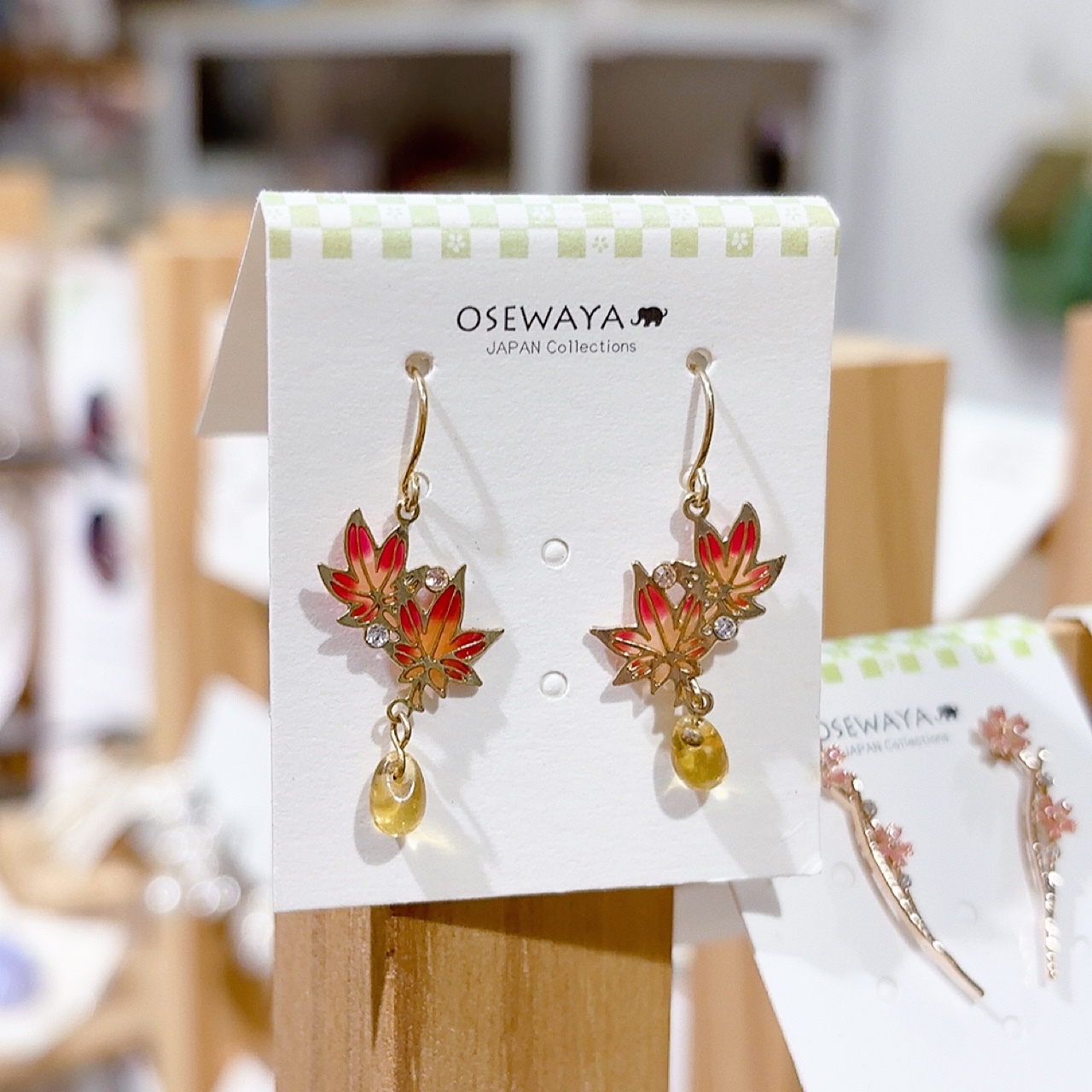 [日本制] 紅葉水滴耳環