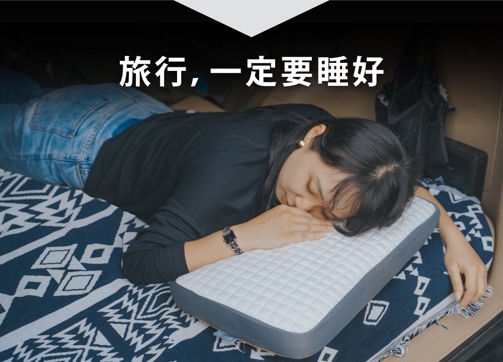 女生側躺於車內熟睡,使用 PAMABE 透氣露營枕頭展現戶外也能享有好睡眠的情境
