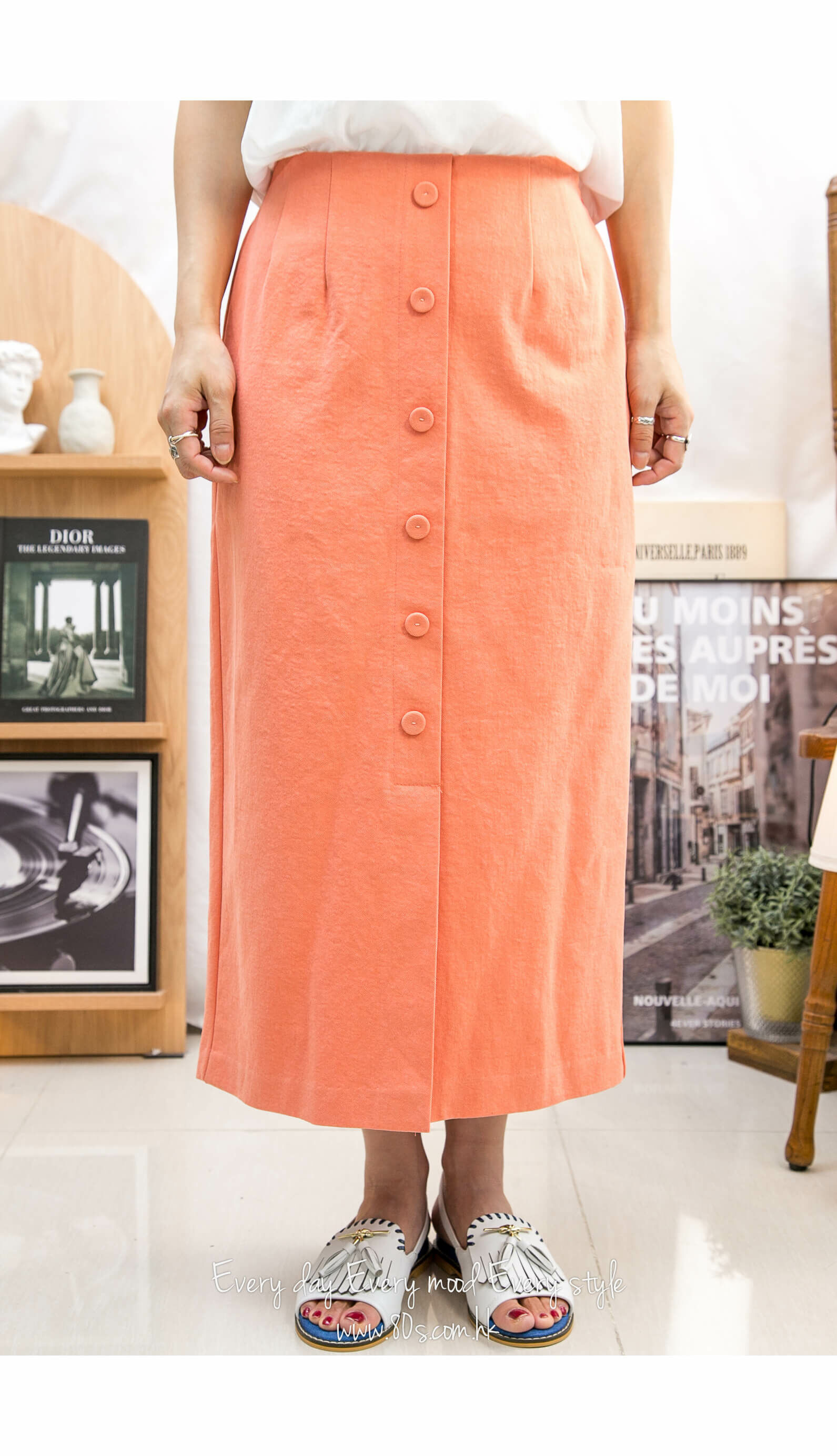 後腰橡根 ‧ 單邊腰位拉鏈 ‧ 前幅釘鈕 ‧ 扯布料半截裙 (有厘布)【2315-1034】【不設退換】