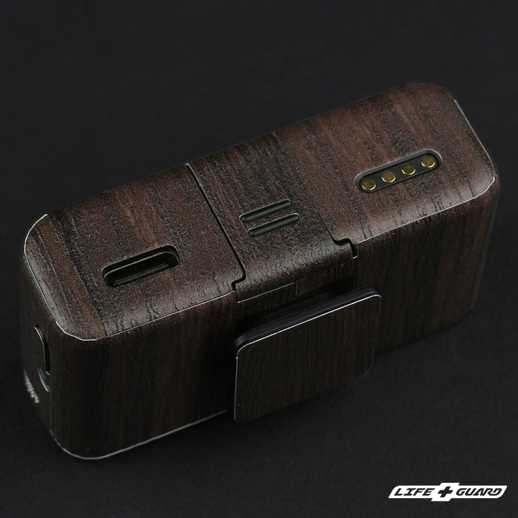 木紋貼膜質感特寫，LIFE+GUARD 設計風格