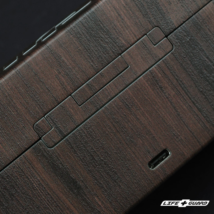 木紋貼膜質感特寫，LIFE+GUARD 設計風格