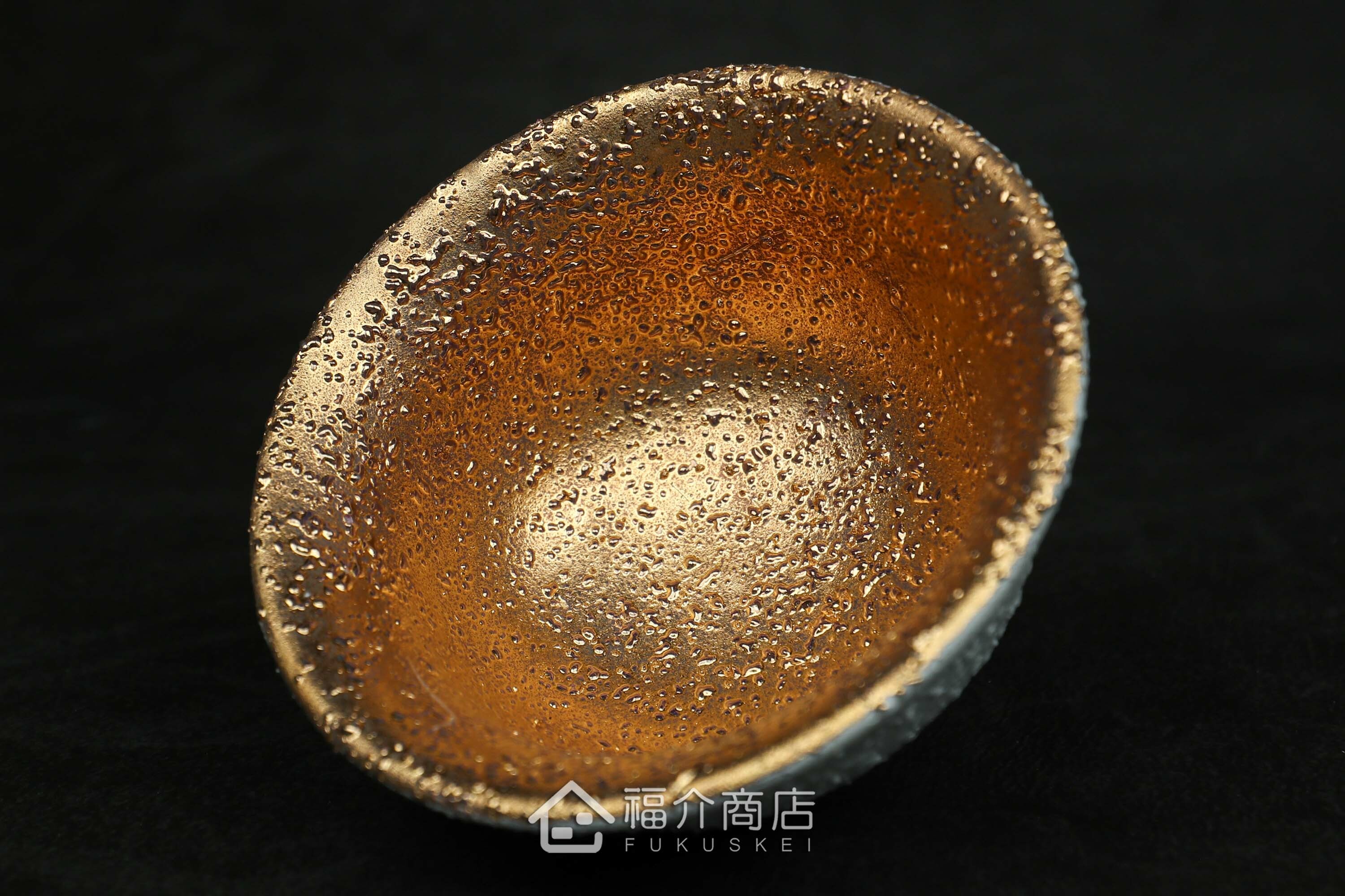 白中帶金有小刺造型的清酒杯