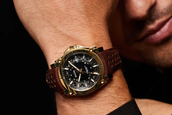 萬年鐘錶 - BULOVA 寶路華  Precisionist機芯 滑動式秒針奢華金色錶殼賽車造型皮革款男錶 97B216 錶徑 40MM