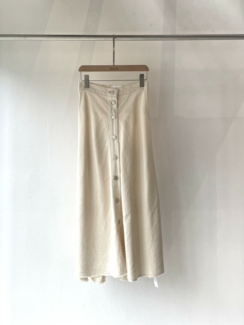 杏 排釦薄款牛仔長裙