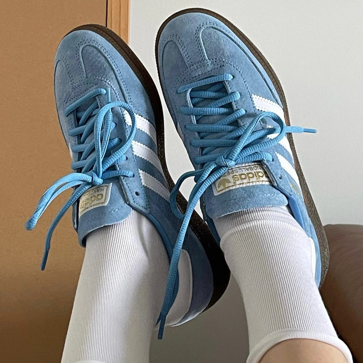 ADIDAS HANDBALL SPEZIAL 天空藍 白藍 焦糖底 復古 金標 BD7632 / 現貨+調貨