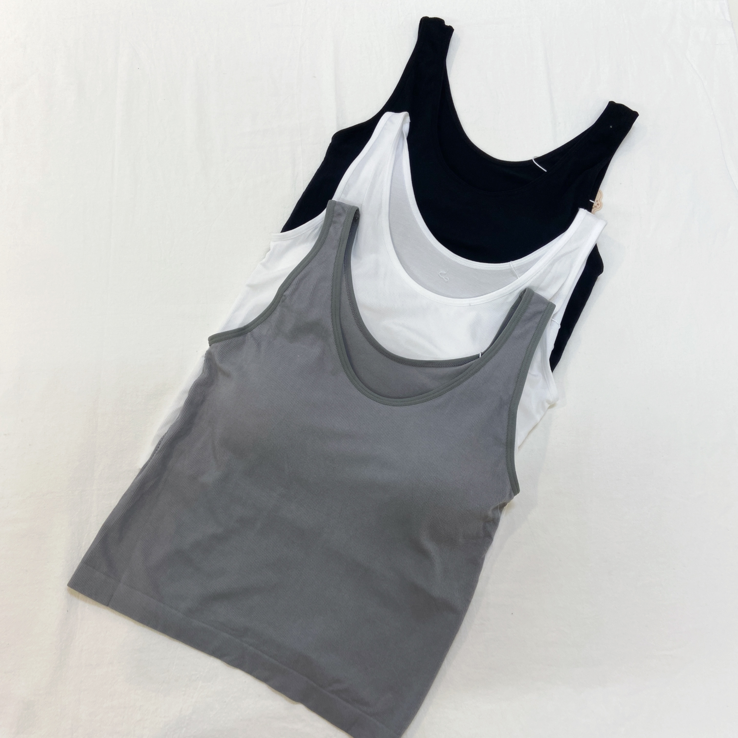 F8185 低領暗紋固定杯打底背心 (C22-C24)