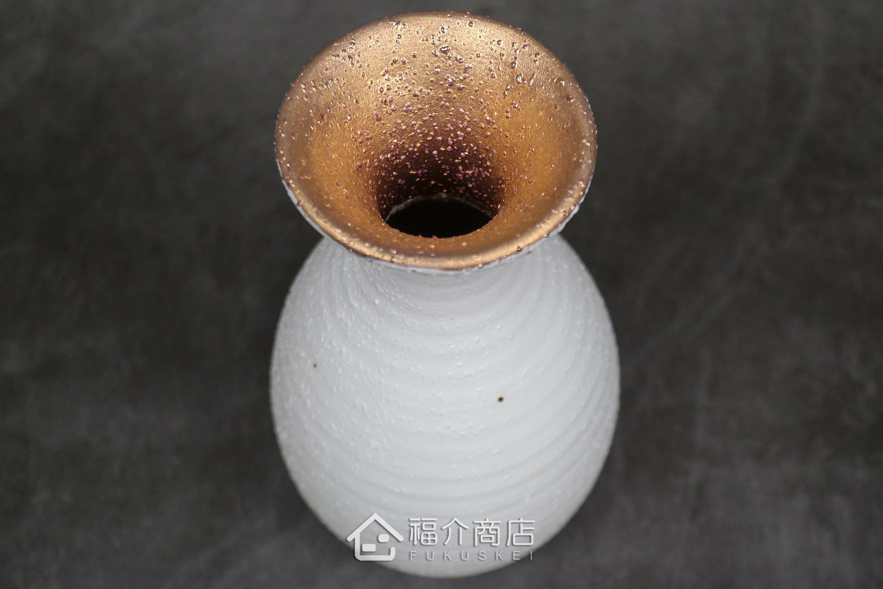 白中帶金有小刺造型的清酒壺