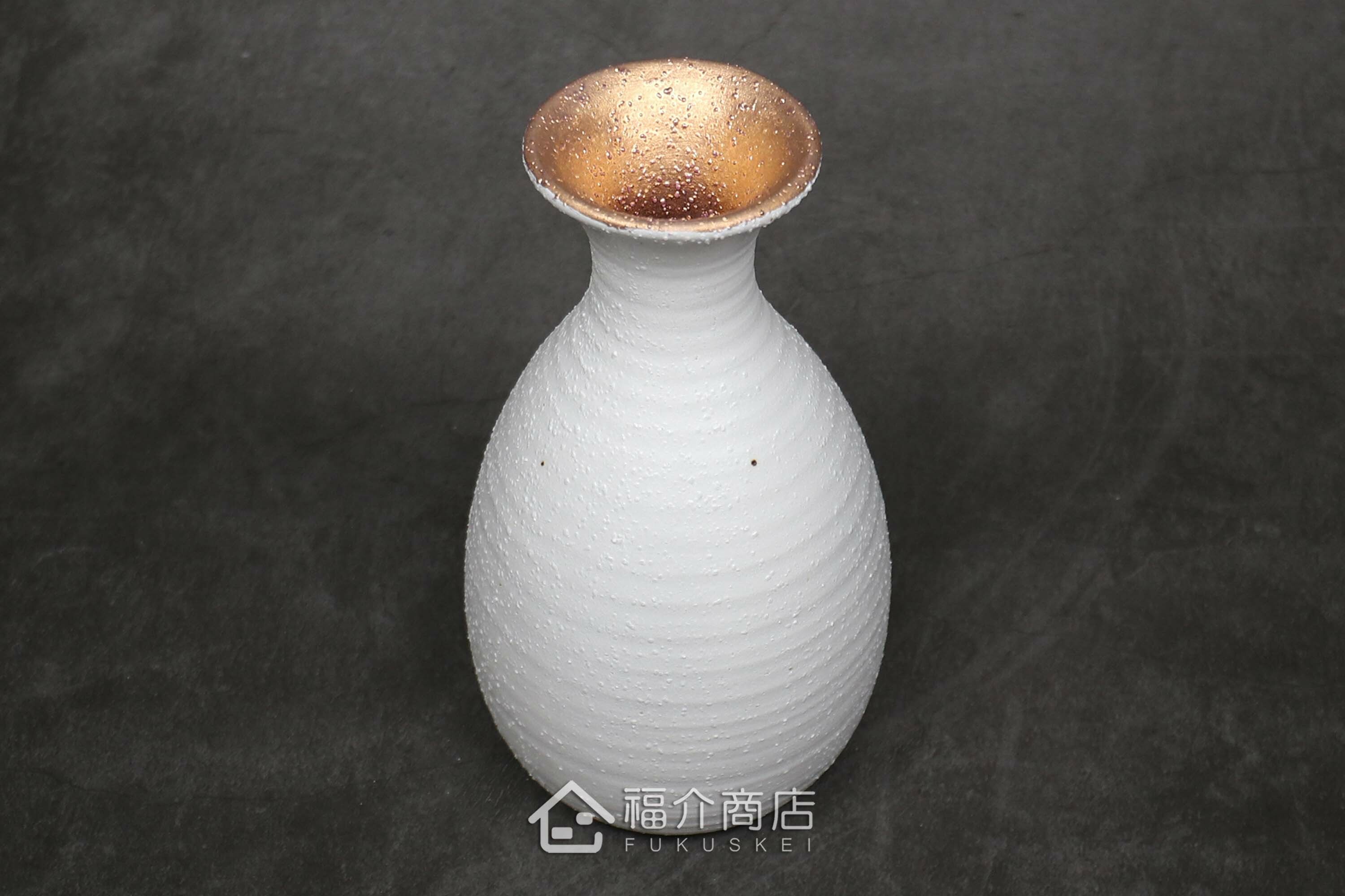 白中帶金有小刺造型的清酒壺