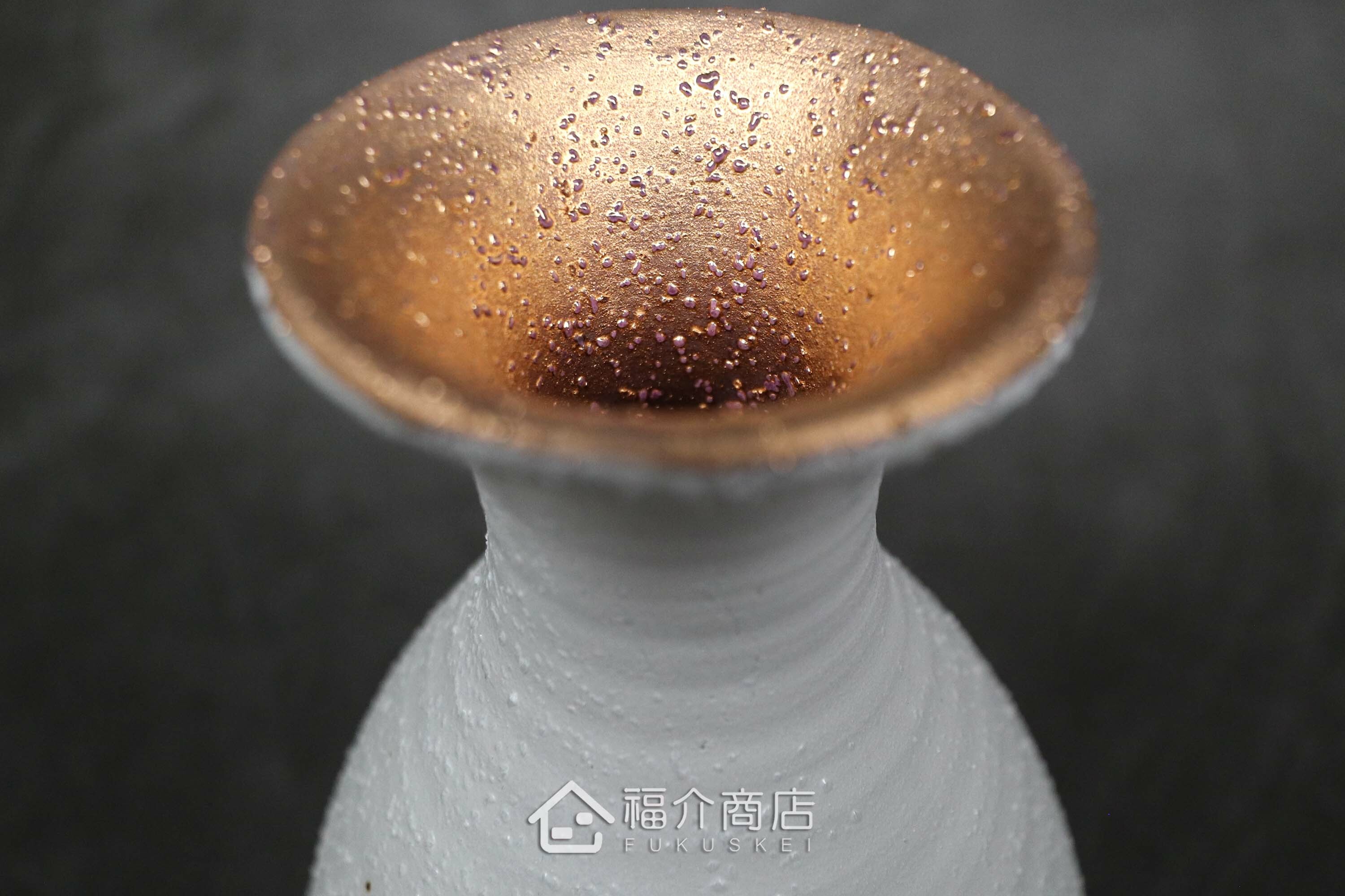 白中帶金有小刺造型的清酒壺