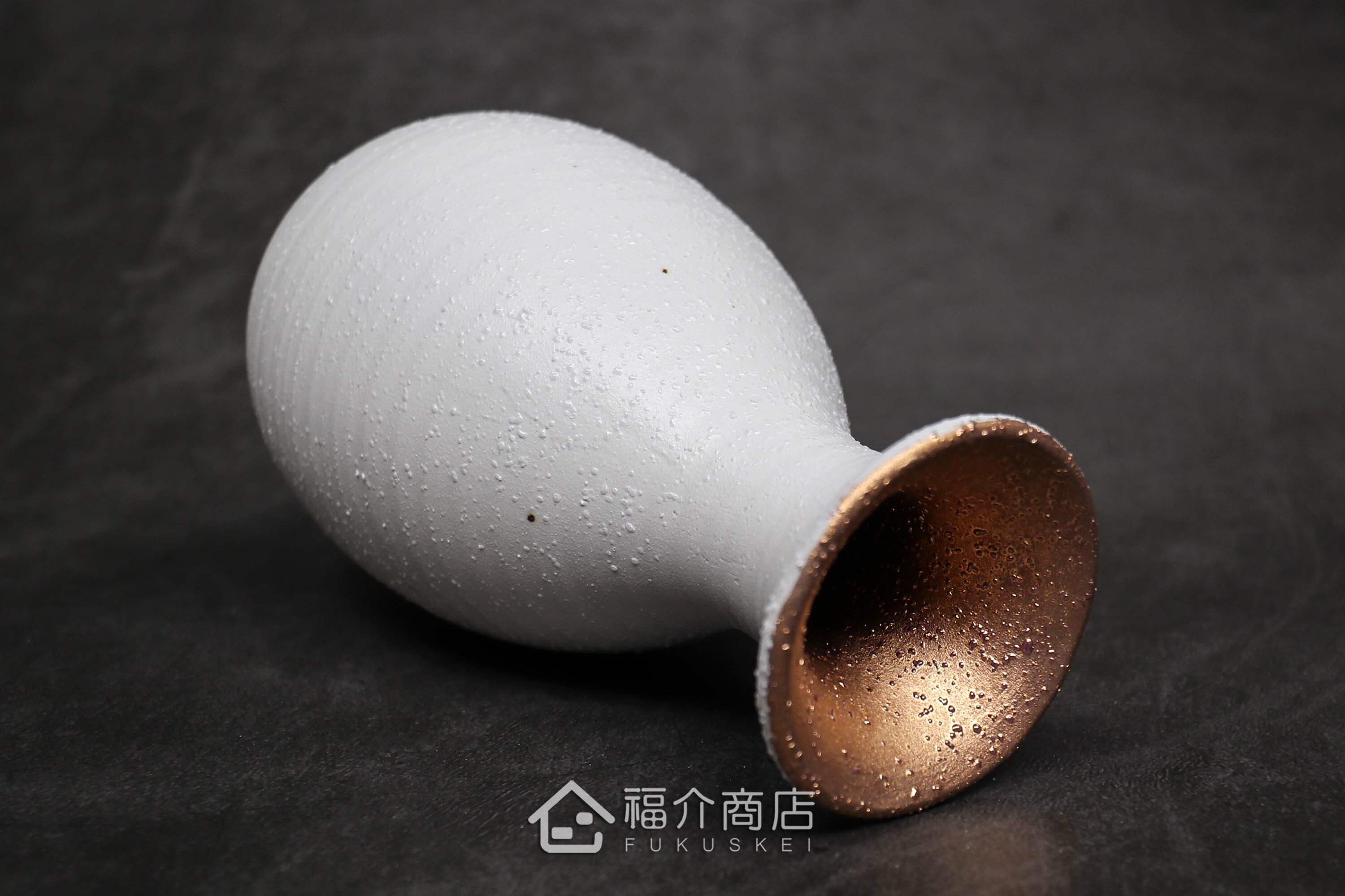 白中帶金有小刺造型的清酒壺