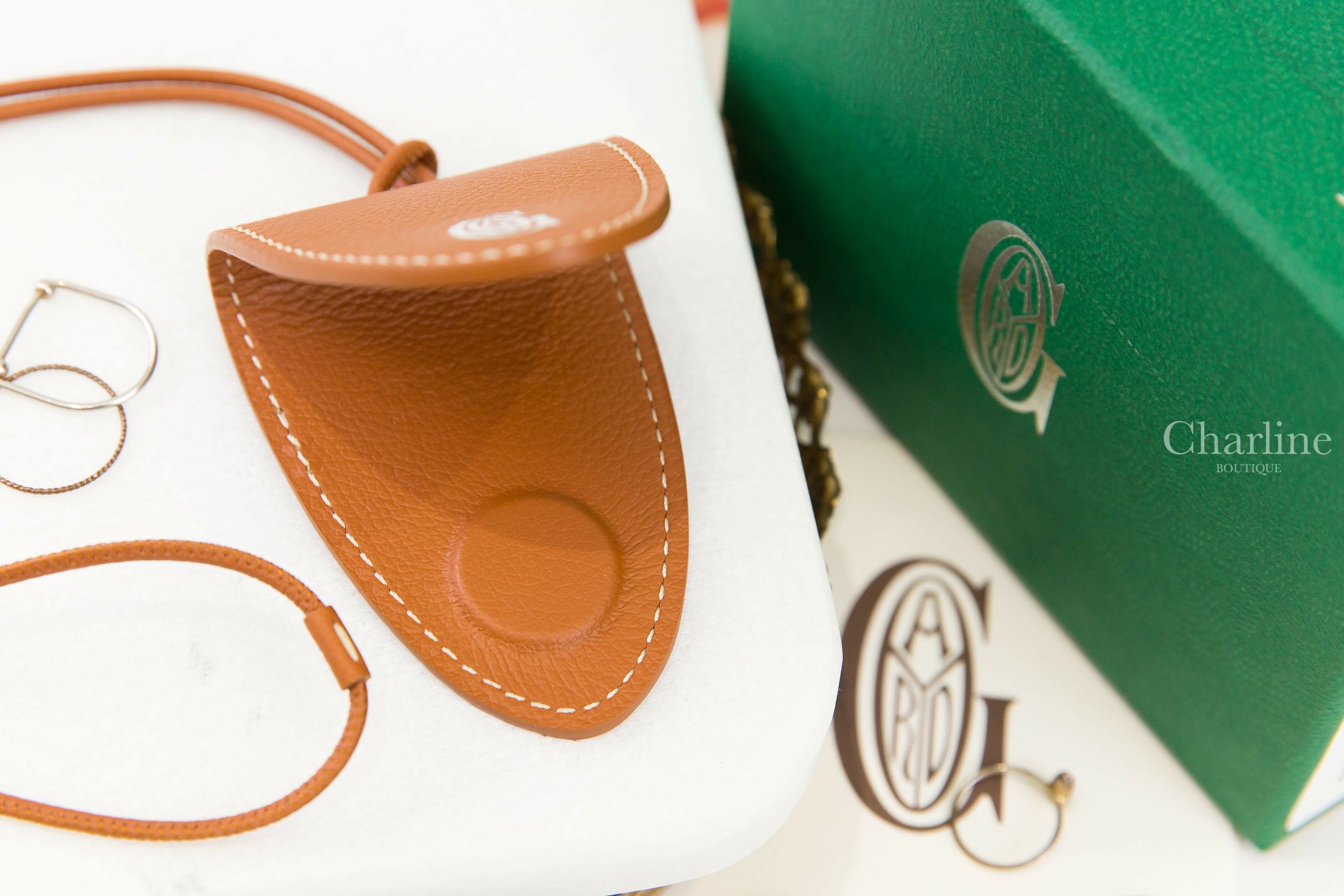 Goyard Croc Universel 咖啡色小牛皮磁吸吊飾-Charline Boutique 精品代購