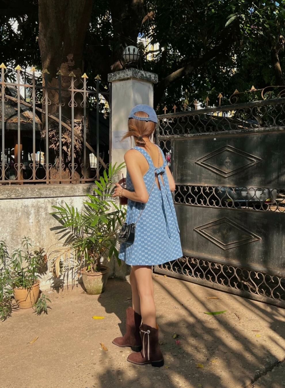 水洗蝴蝶結 露背綁帶牛仔洋裝