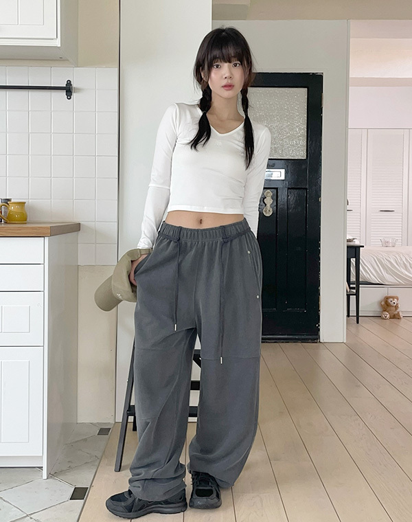 muahmuah - LOGO STITCH V-NECK LONG SLEEVE (WHITE)