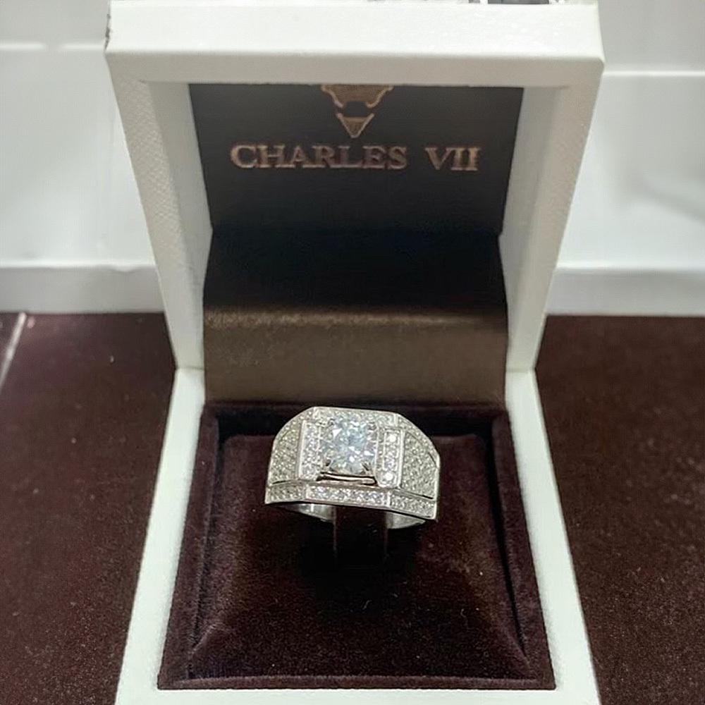 【CHARLES VII 查爾七世系列】CR7-M9 滿鑽一克拉 莫桑真鑽 男戒-氣宇軒昂
