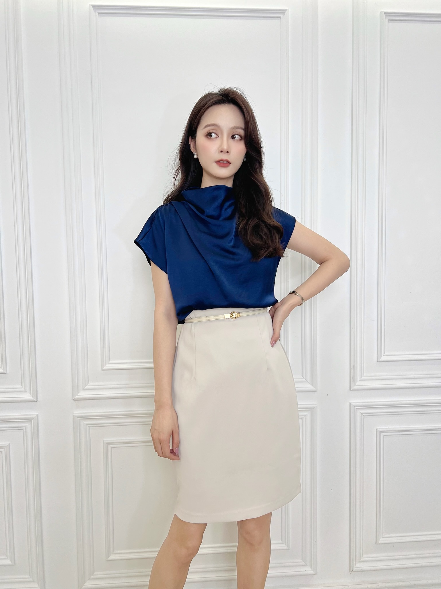 光澤垂墜領半袖上衣