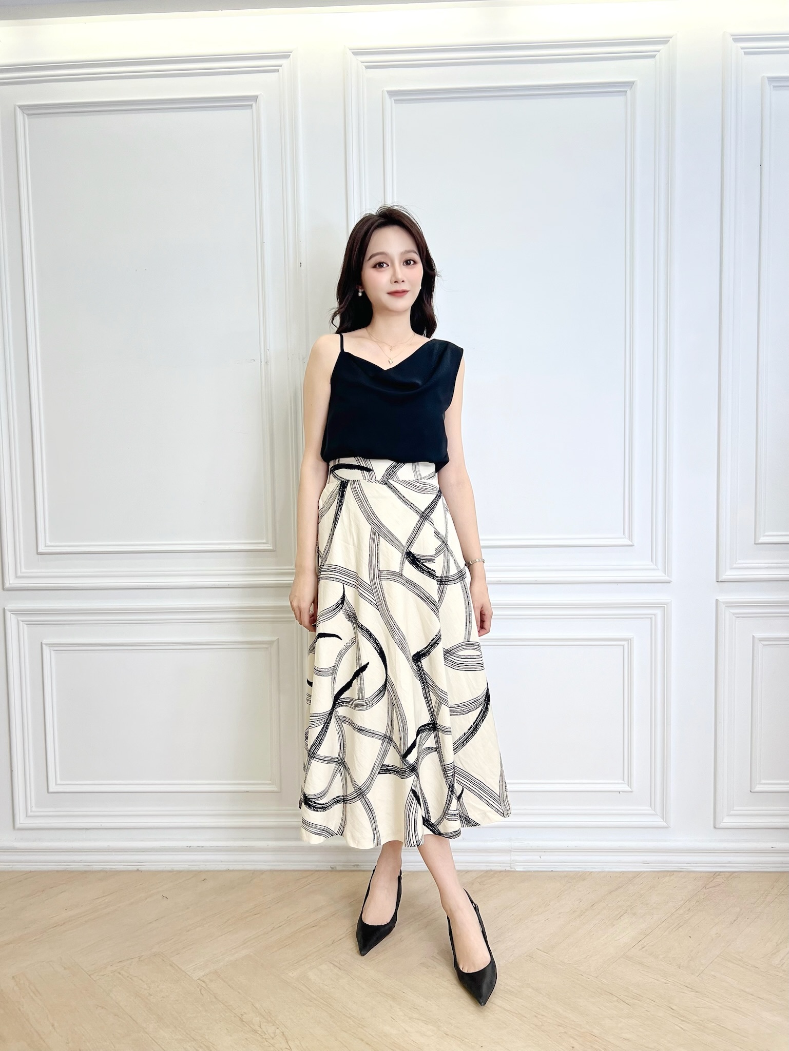 不對稱垂墜領細肩帶背心