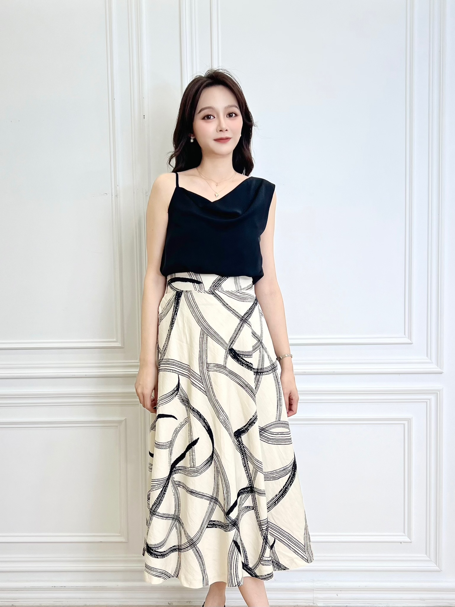 不對稱垂墜領細肩帶背心