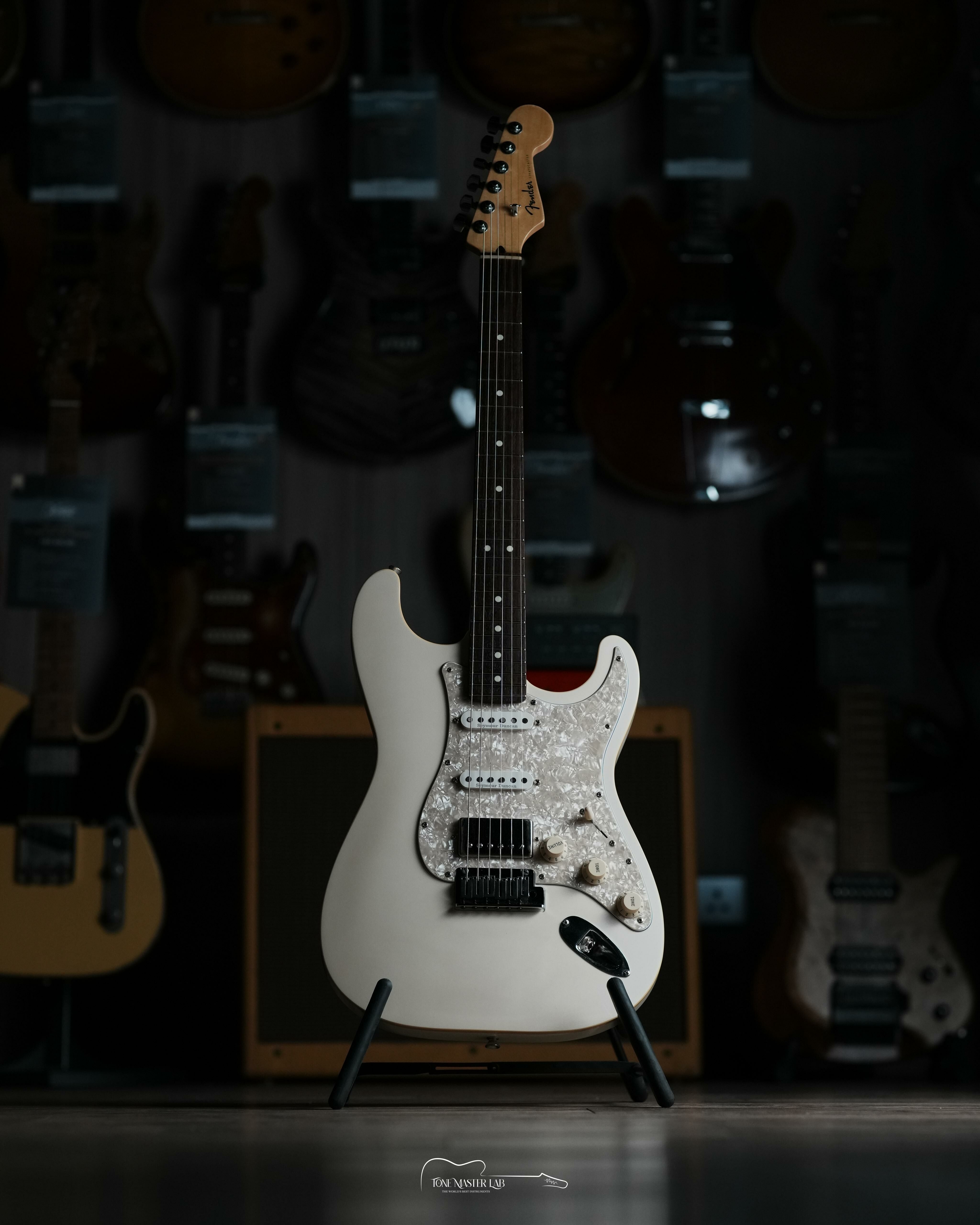 Fender Japan - Modern Stratocaster HSS (Pearl White) Fender Japan - Modern Stratocaster HSS (Pearl White)