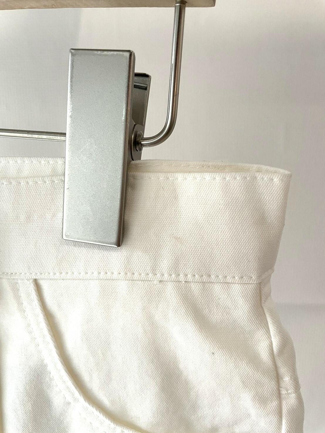 【瑕疵】象牙白 挺版單褶短褲