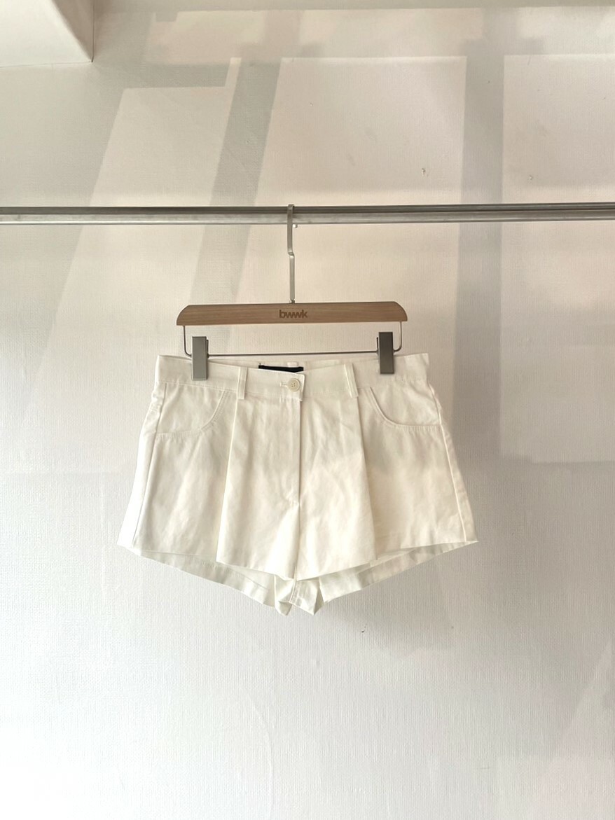 【瑕疵】象牙白 挺版單褶短褲