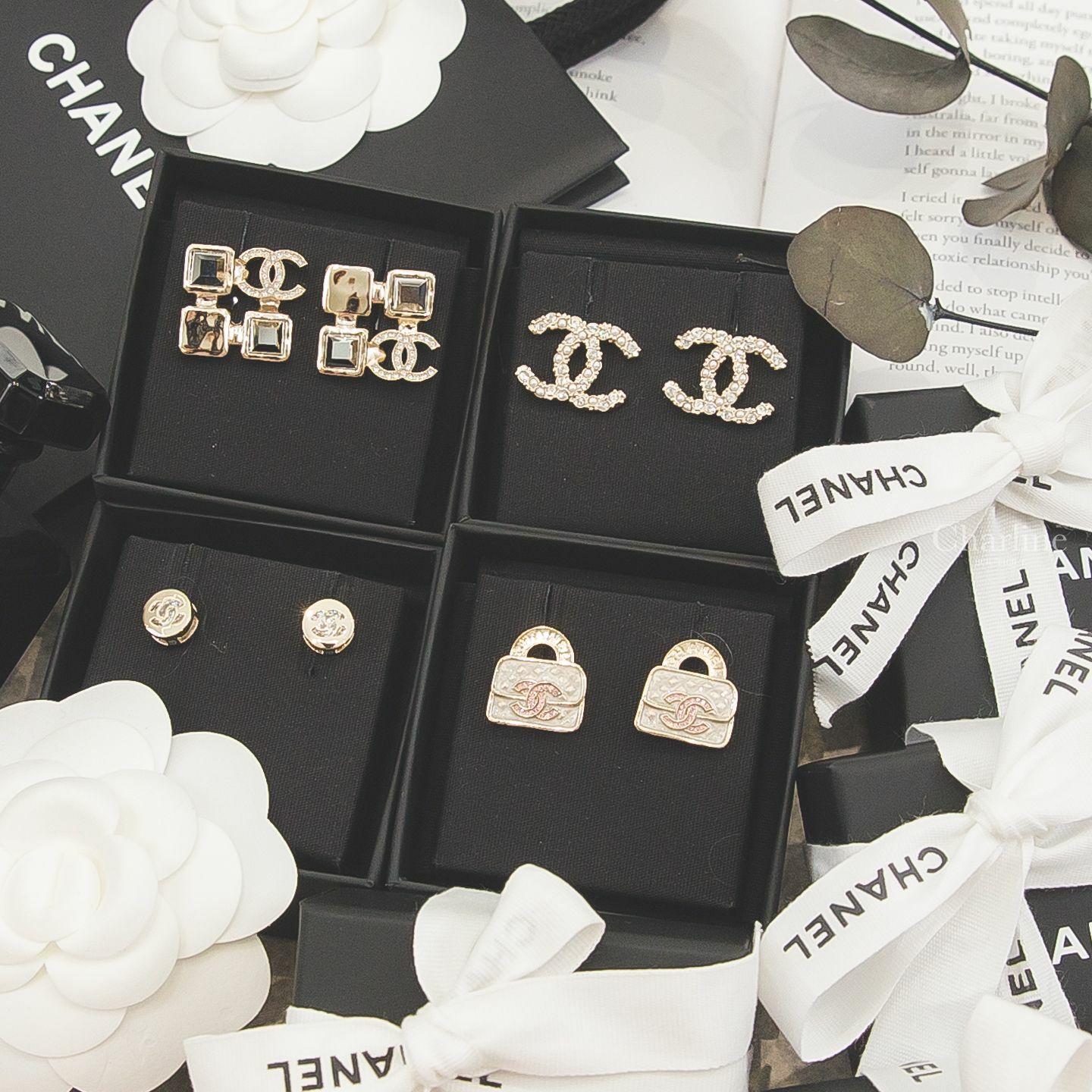 Chanel 金色水晶CC圓形耳環,Chanel 金色珍珠水鑽CC耳環,Chanel 金色水晶金屬方格水鑽CC不對稱方形耳環,Chanel 粉色水鑽雙CC字母白色手提包包耳環-Charline Boutique 精品代購