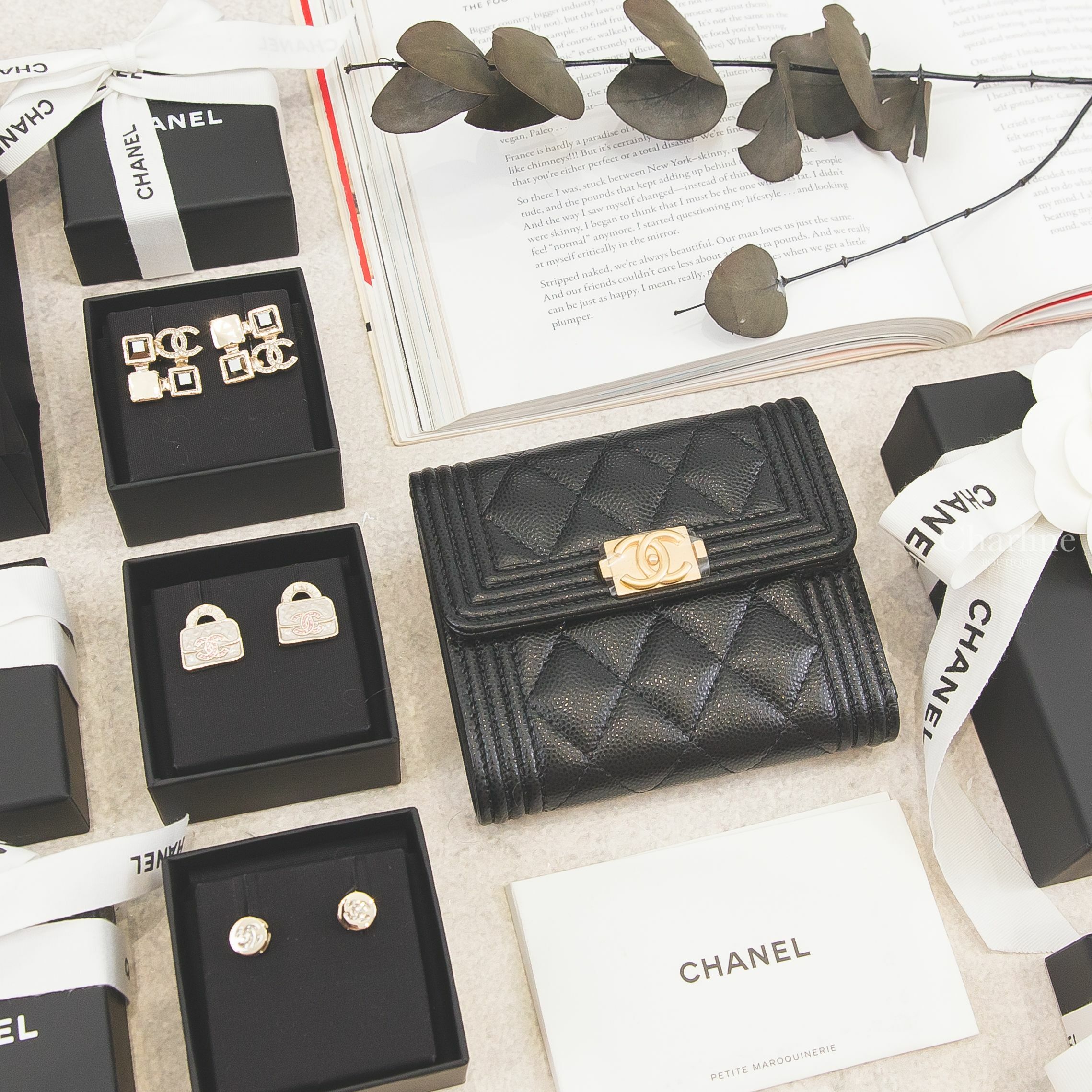 Chanel Boy 黑色金CC荔枝菱格紋三折短夾,Chanel 金色水晶CC圓形耳環,Chanel 金色水晶金屬方格水鑽CC不對稱方形耳環,Chanel 粉色水鑽雙CC字母白色手提包包耳環-Charline Boutique 精品代購