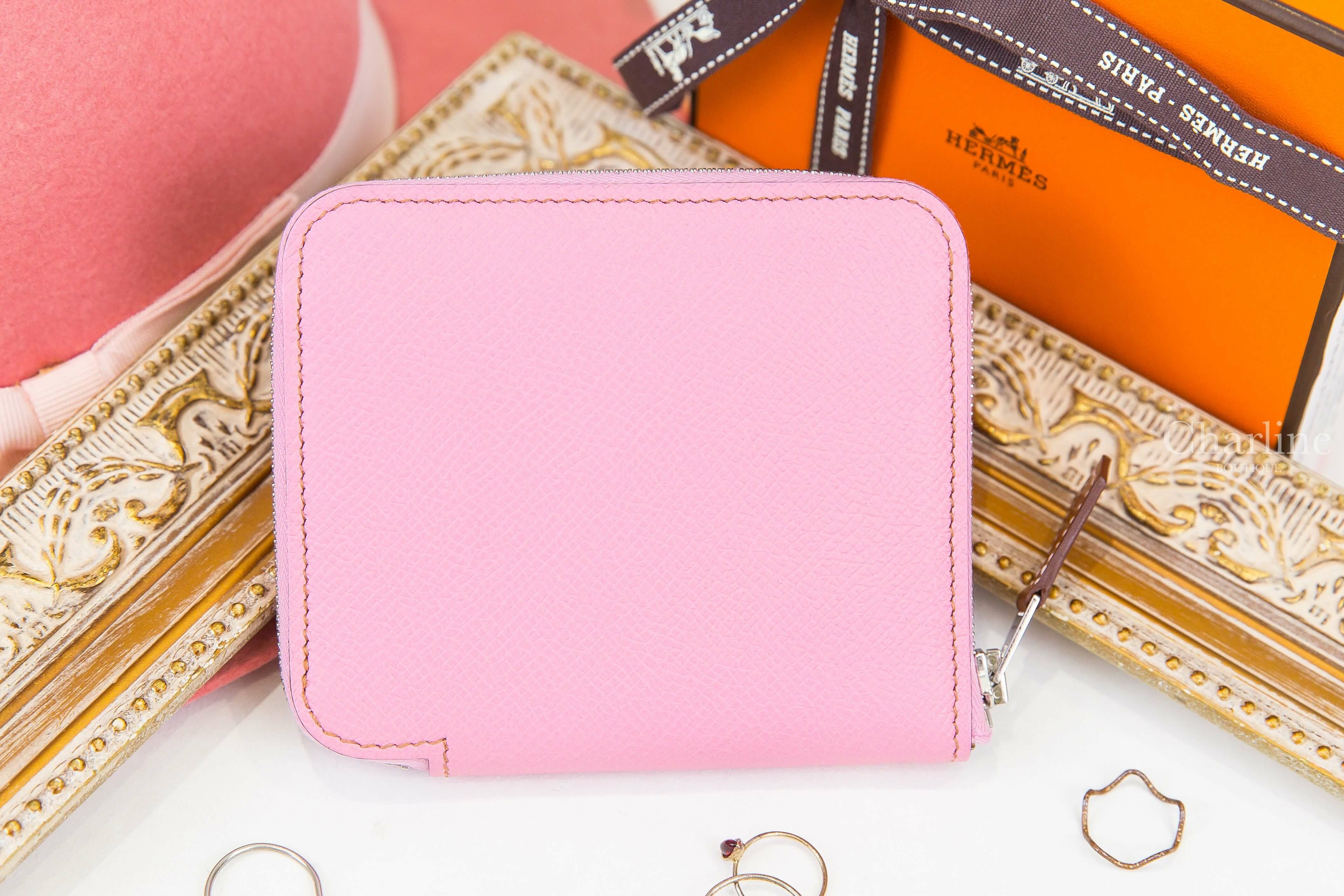 Hermès Silk' In Compact Wallet 5P Pink Epsom 粉色絲巾拉鍊短夾-Charline Boutique 精品代購