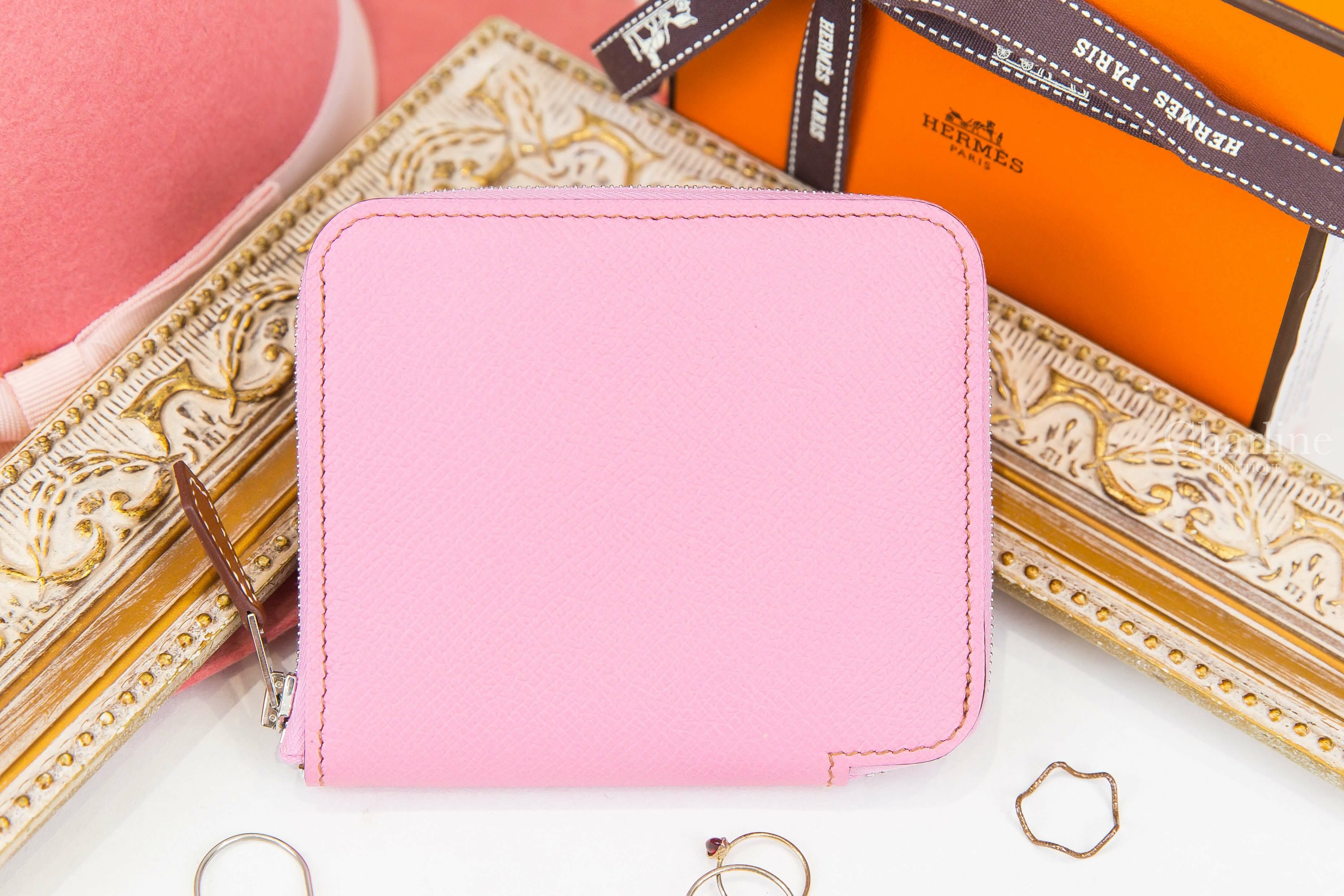 Hermès Silk' In Compact Wallet 5P Pink Epsom 粉色絲巾拉鍊短夾-Charline Boutique 精品代購