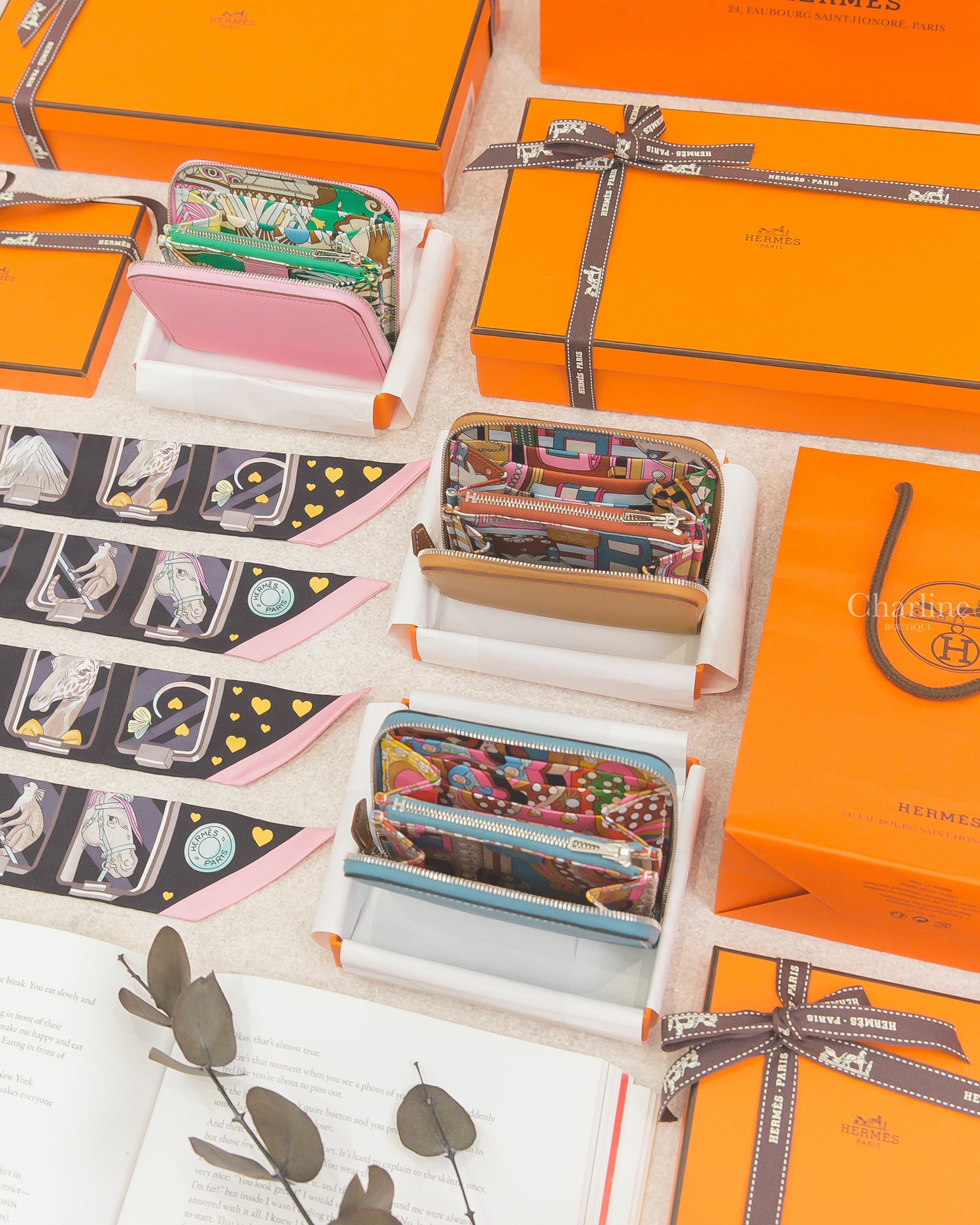 Hermès 粉色絲巾短夾,Hermès 芝麻黃色絲巾短夾,Hermès 新牛仔藍絲巾短夾,Hermès 黑色/玫瑰色/灰色/故事絲巾-Charline Boutique 精品代購