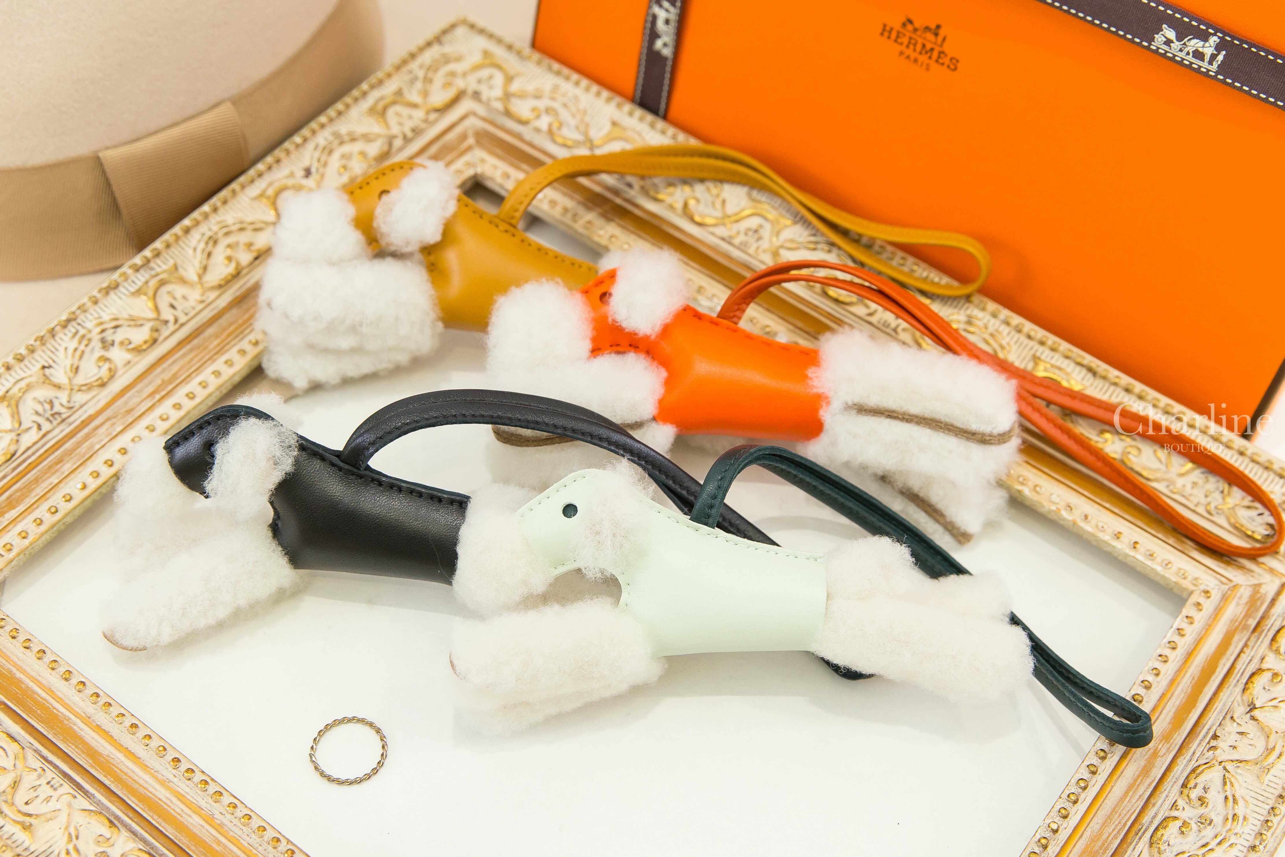 Hermès Budy 褐色/氣泡綠/松柏綠羊毛獵狐梗犬吊飾,褐色/罌粟橘/紅玉髓羊毛獵狐梗犬吊飾,黑色羊毛獵狐梗犬吊飾, 褐色/芝麻黃/芝麻黃羊毛獵狐梗犬吊飾-Charline Boutique 精品代購