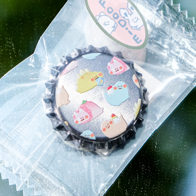 狗狗的小跳步，繪蹦砰｜瓶蓋別針｜銀色恐龍滿版