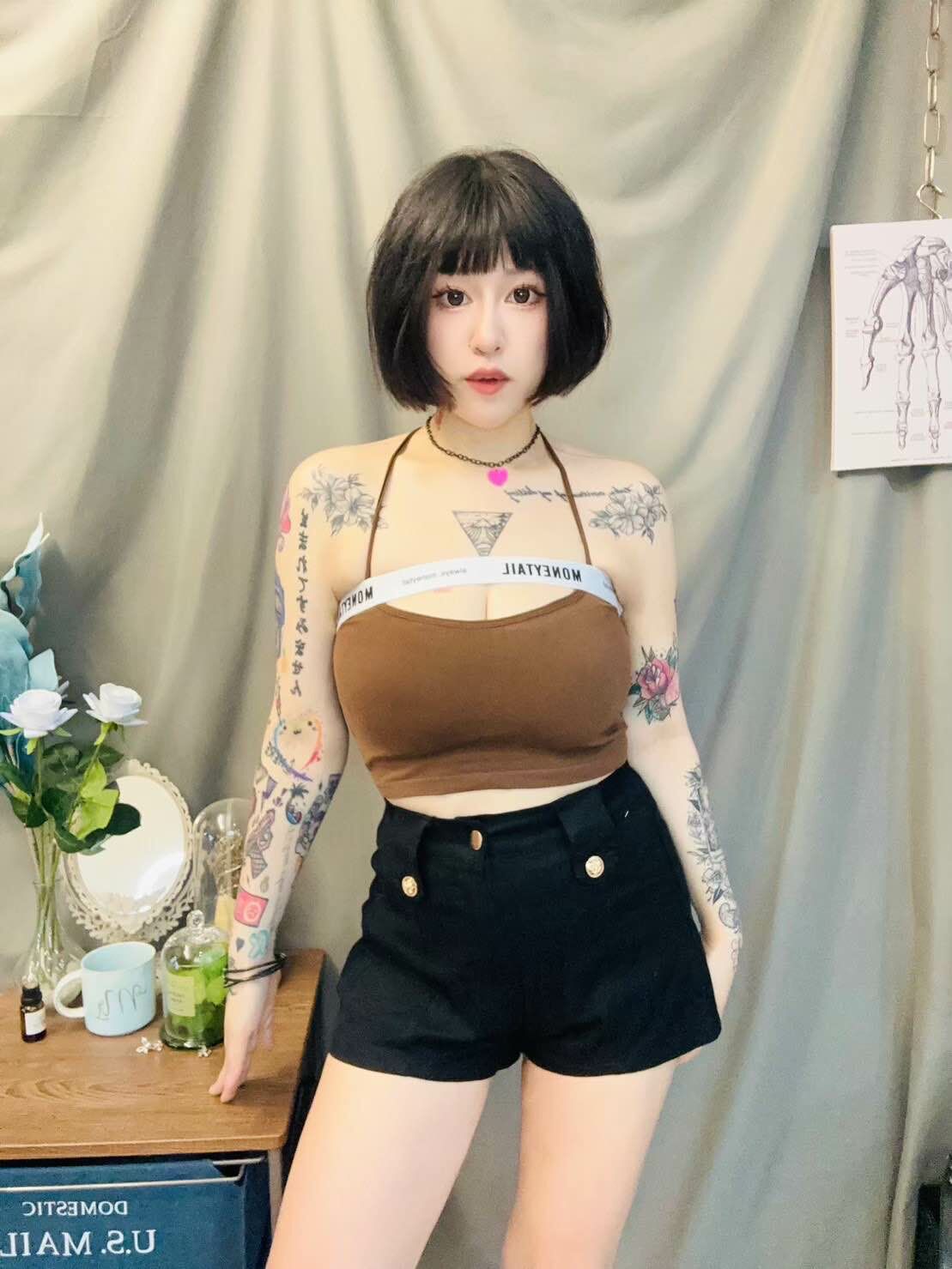 金釦割線寬褲管高腰短褲