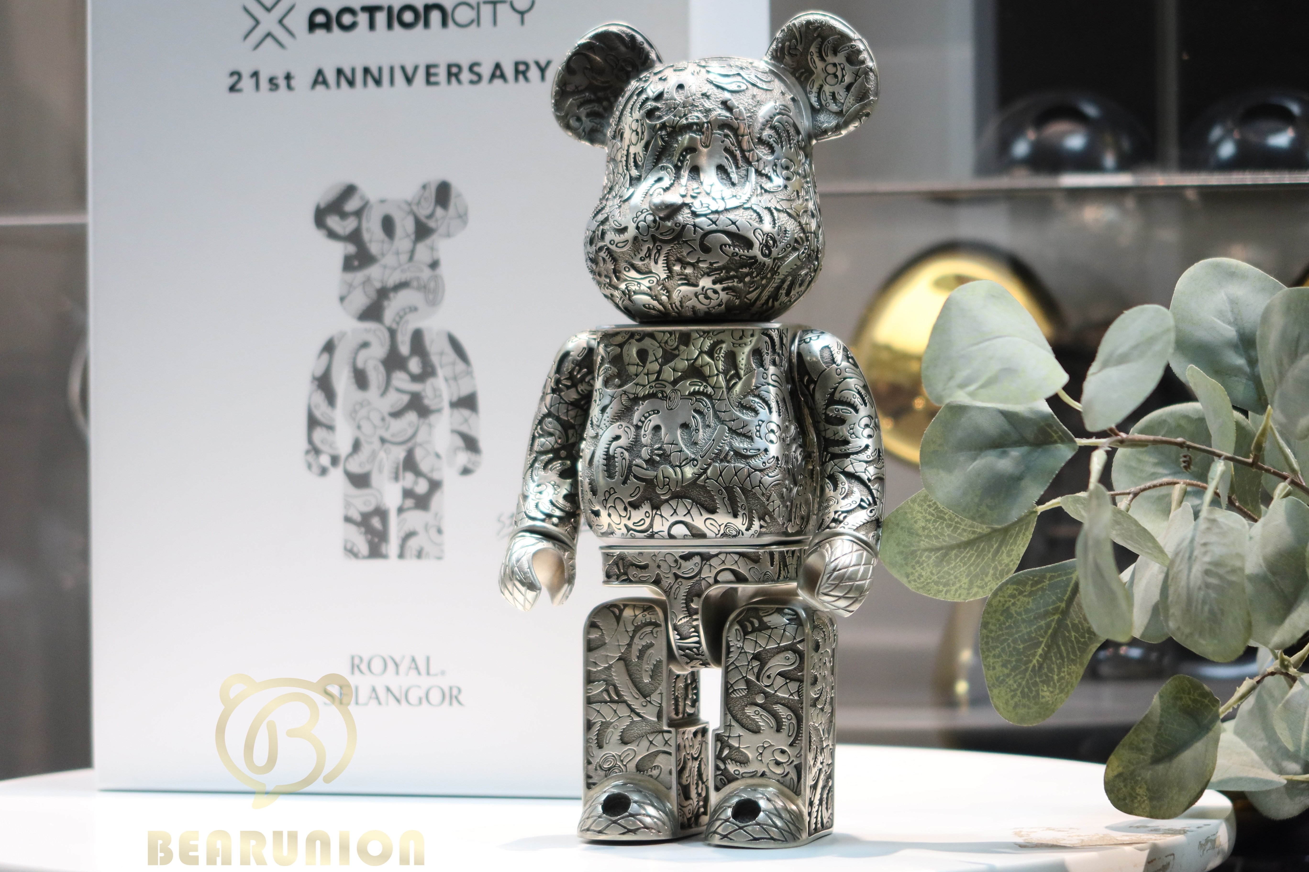 🥇現貨🥇Bearbrick 400%  Steven Harrington x ActionCity x Royal Selangor Metal