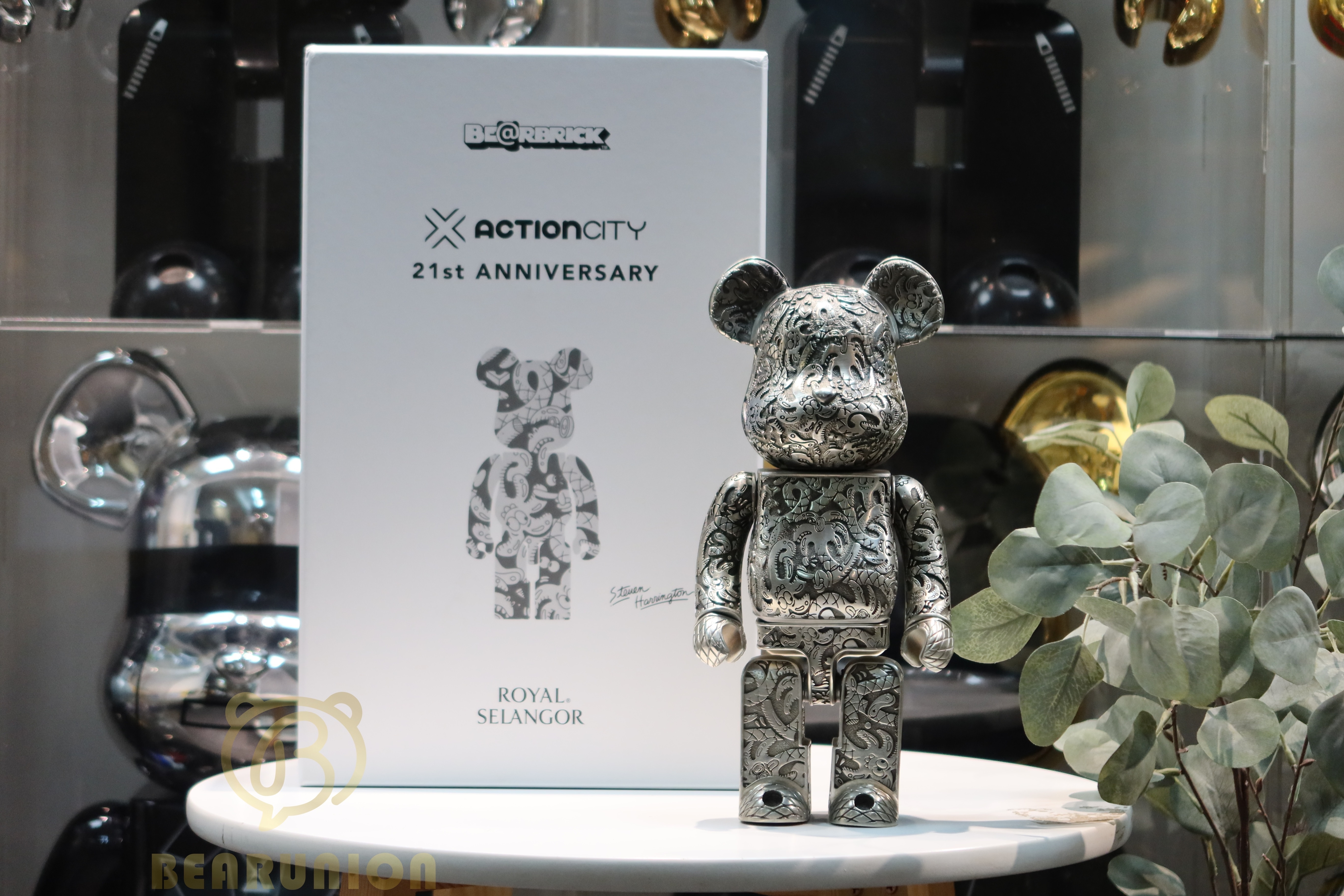 🥇現貨🥇Bearbrick 400%  Steven Harrington x ActionCity x Royal Selangor Metal