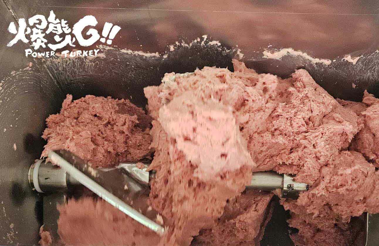 火雞肉骨泥_將火雞絞肉與打成粉的火雞骨再細打成泥_爆能火雞_趕食髦