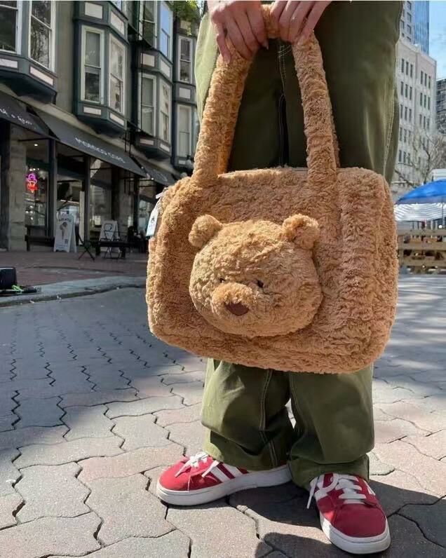Jellycat 上線新款巴塞隆納背包系列