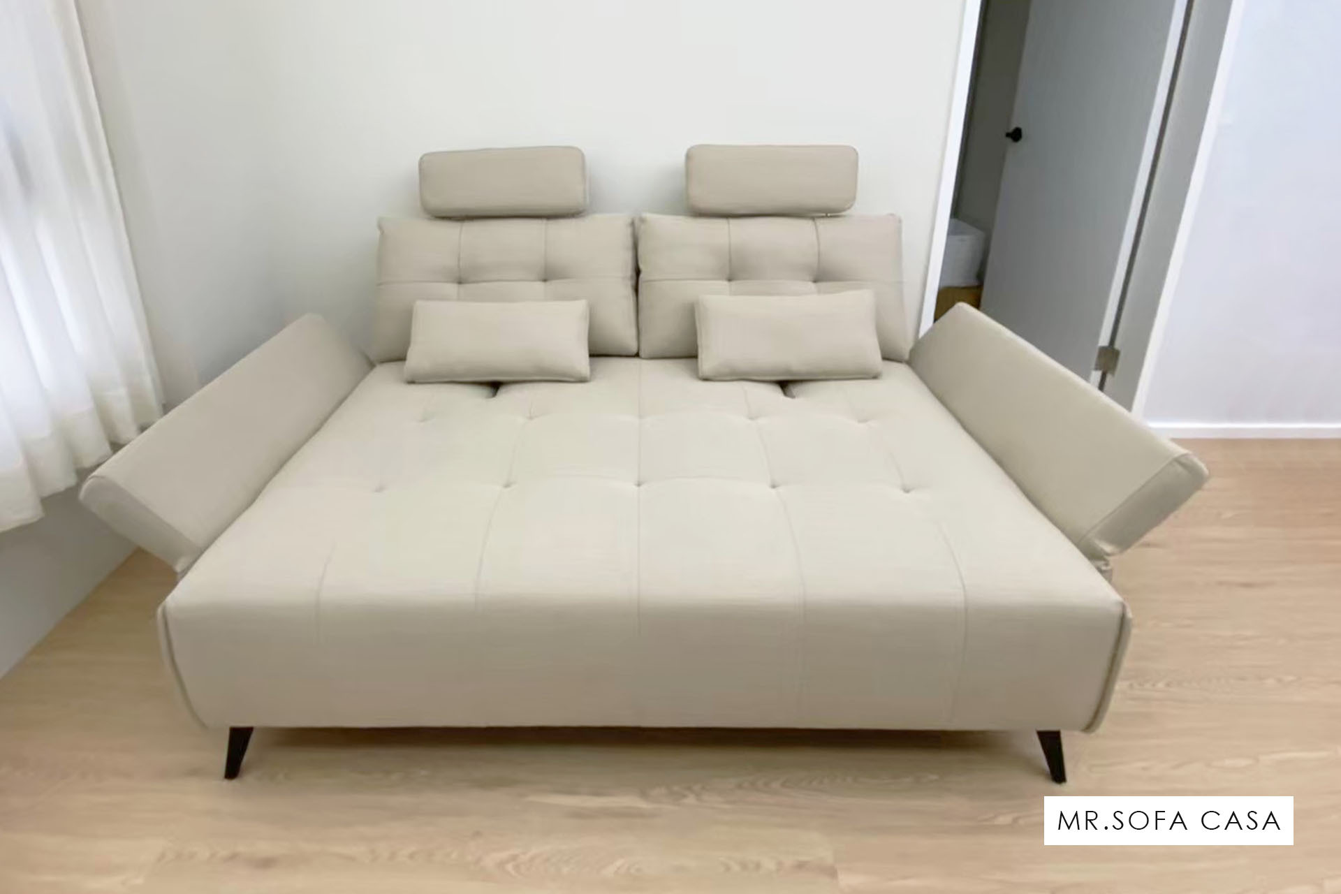 譽有變形金剛美名的龐德沙發，完全窄開可作為床使用。