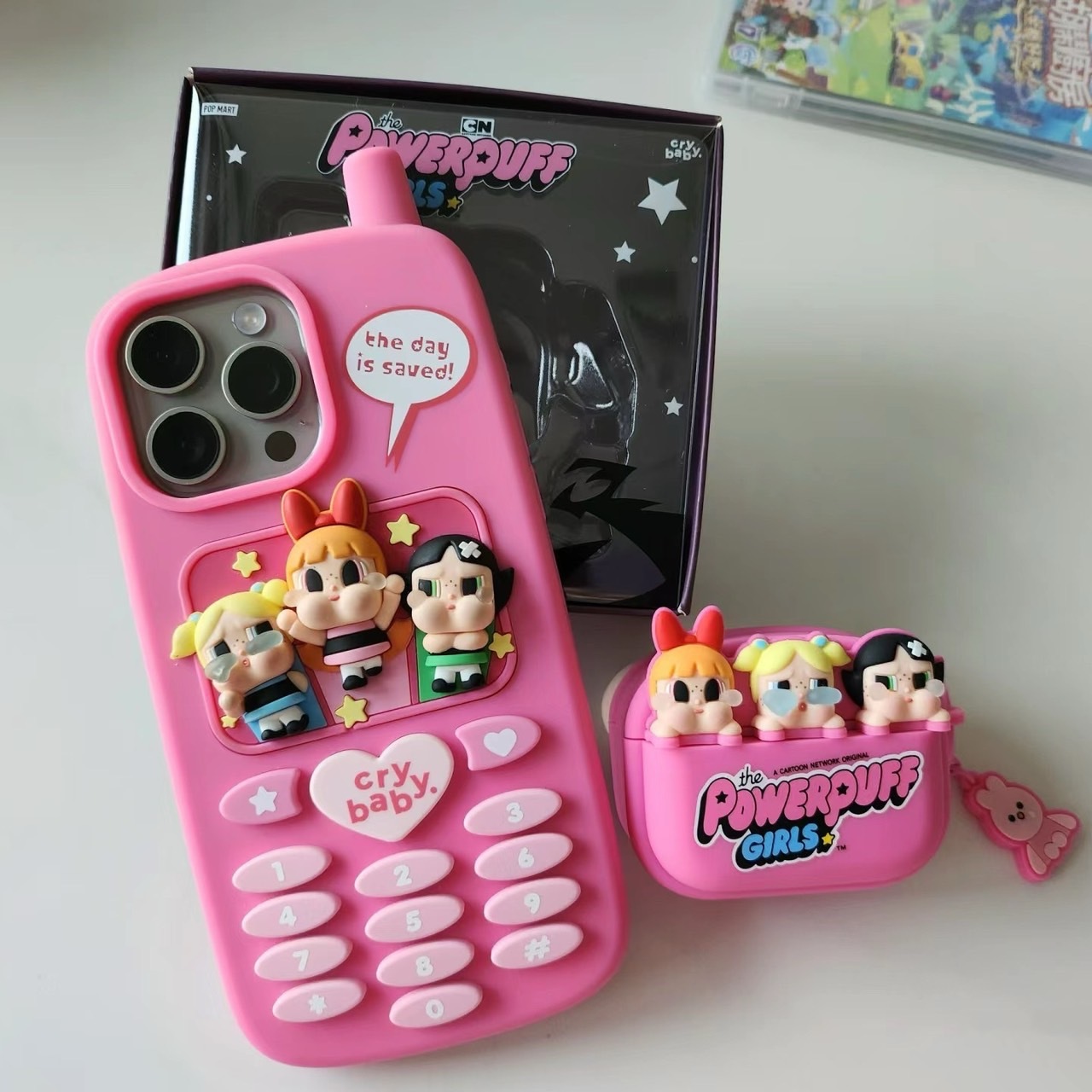 正版授權 Pop Mart 泡泡瑪特 CRYBABY x 飛天小女警 iPhone 14 15 ProMax Pro 手機殼 Airpods Pro 耳機殼