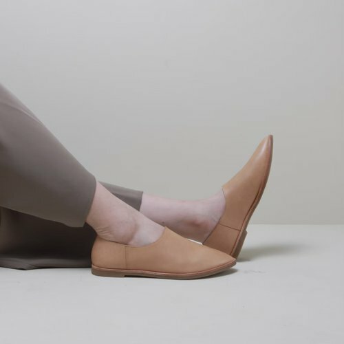 Pointy-toe slip-on 原色
