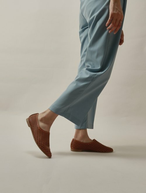 Pointy-toe slip-on 棕色