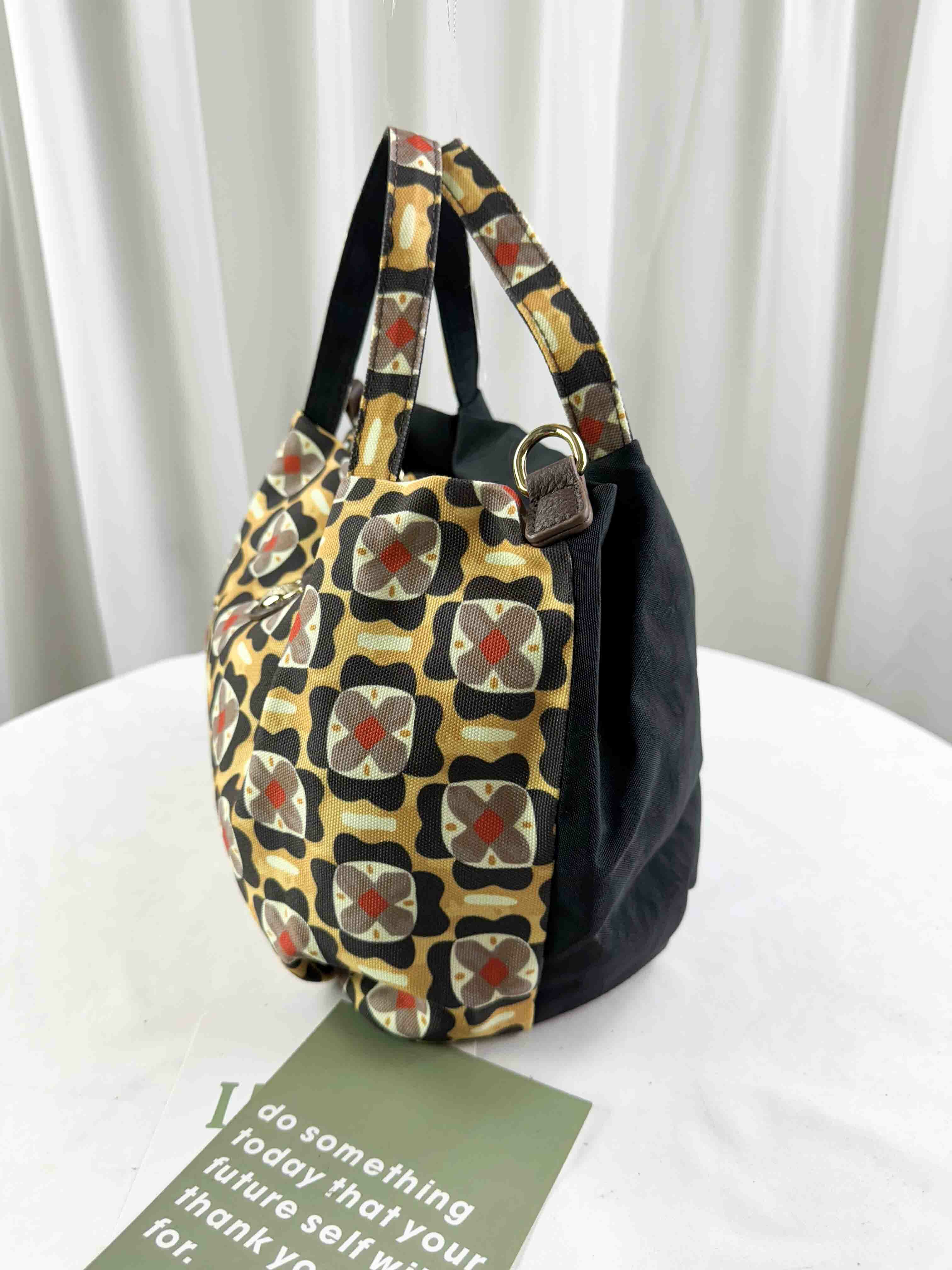 GOODS 黑黃花拼色防潑水手提包 / 側背包 附酒精保護套+酒精瓶 #2808